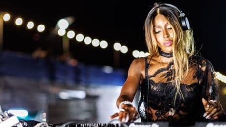 Supermodel Naomi Campbell gibt ihr Debüt als DJ