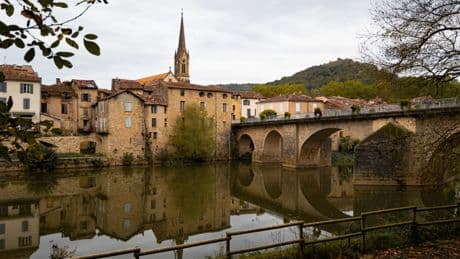 El pueblo medieval fortificado de Francia en la región de la trufa que sorprende por sus paisajes
