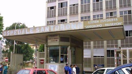 Bimbo di nove mesi ricoverato in ospedale a Napoli: ha fratture al cranio e al femore. Si indaga sulle cause