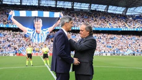 Imanol recibe la insignia de oro y brillantes de la mano de Aperribay y es ovacionado por un Anoeta entregado