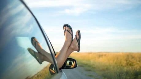El motivo por el que te pueden multar si conduces con chanclas