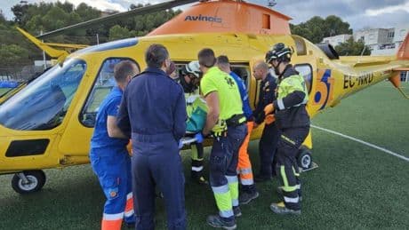 Grave accidente en Manilva: un hombre sufre una posible fractura craneal tras caer desde un techo de uralita