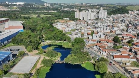 Brasilien staunt über blauen See mit blauen Enten