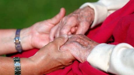 Alzheimer : la Haute Autorité de santé refuse une approbation accélérée du médicament Leqembi