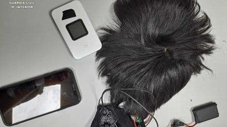 Pelucas espías, móviles y pinganillos: las trampas más sorprendentes para aprobar el examen teórico del carnet de conducir