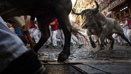Tenso y rápido encierro en Sanfermines: cuatro mozos heridos por asta de toro