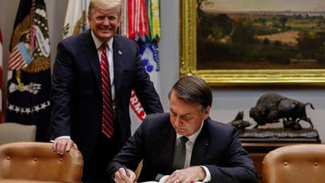 Trump firma una orden para aumentar los aranceles a Brasil al 50% en represalia al proceso judicial contra Bolsonaro