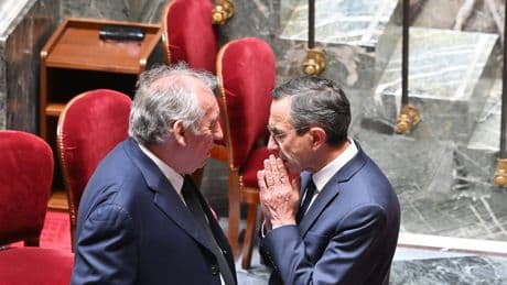 Coincé entre Bruno Retailleau, Edouard Philippe, Gabriel Attal et Olivier Faure, François Bayrou, un Premier ministre au milieu des chefs de partis