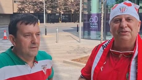 Los dos aficionados del Athletic, de Alicante y Pamplona, que han recibido al equipo en el hotel: «Con un poco de suerte pasamos»