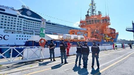 Migranti, l’arrivo della Solidaire a Genova con 263 persone a bordo | Foto
