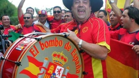 Perfil  Adiós a Manolo el del Bombo, "el aficionado más famoso de España"