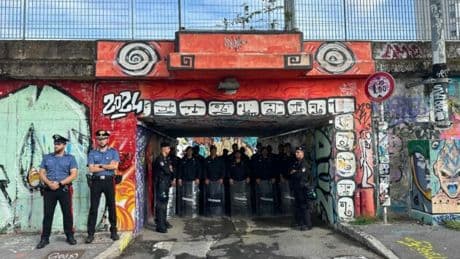 Sfrattato lo storico centro sociale Leoncavallo. Dentro non c’era nessuno. Salvini esulta in spagnolo: “Afuera!”