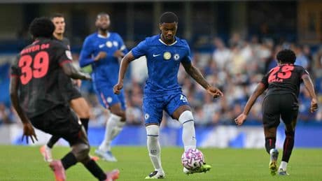 Jorrel Hato geeft bij officieus Chelsea-debuut Erik ten Hag en Bayer Leverkusen het nakijken