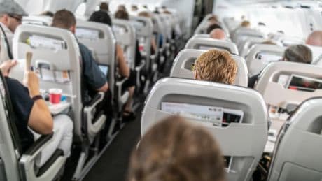 La cómoda prenda que no deberías llevar si vas a viajar en avión, según un experto: &quot;Es un riesgo&quot;