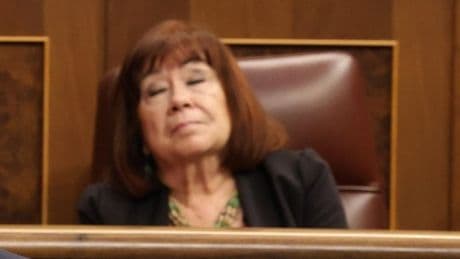 Cristina Narbona se queda dormida en su escaño del Congreso durante la sesión de control al Gobierno