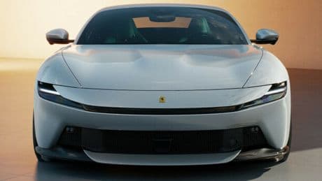 Ferrari Amalfi, eleganza tecno chic che esalta il muso da squalo. Manzoni: «C'è un nuovo linguaggio stilistico»