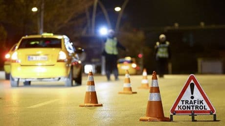 Jandarma'dan kaçamadılar: "Dur" ihtarına uymayan otomobilden düzensiz göçmenler çıktı