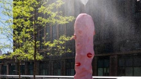 La fontana fallica sconvolge New York: è polemica