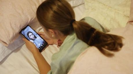 La mitad de los jóvenes británicos apoyaría un 'toque de queda digital'