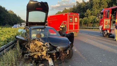 Der Aufprall riss einem VW den Motor raus - A 2 nach Unfall voll gesperrt