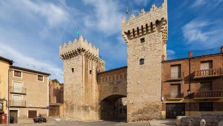 El pequeño pueblo conocido por albergar el que llegó a ser el recinto amurallado más extenso de Aragón