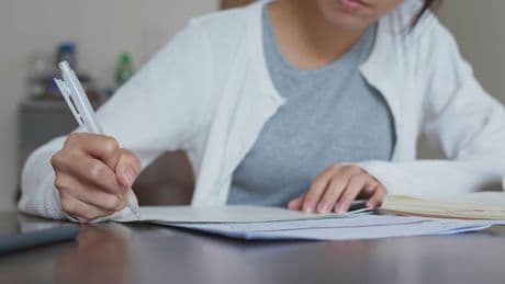 Las mujeres quieren ser funcionarias: así dominan la participación en las oposiciones