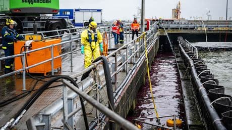Schiffe krachen in Hafen ineinander – 12.000 Liter Öl landen in der Nordsee