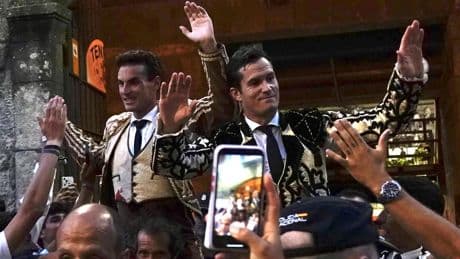 Fernando Adrián indulta un toro de Victorino, hijo de Cobradiezmos, y sale a hombros con un gran Luque en Pontevedra