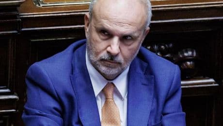 Schillaci revoca le nomine del Gruppo vaccini dopo le polemiche su due medici no-vax