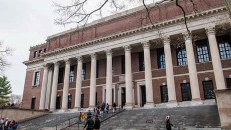 L’administration Trump enquête sur une revue de Harvard pour « discrimination raciale », nouvel épisode du conflit ouvert avec l’université