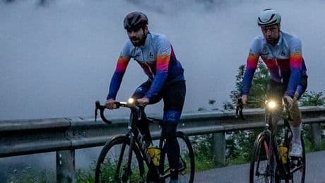 Zwei Freunde, ein Triathlon, 18.000 Höhenmeter – und eine Mission