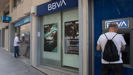 El riesgo de fuga de clientes se cuela en la opa de BBVA a Sabadell