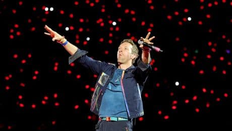 "C'est bien votre compagne?": Chris Martin ironise avant une demande en mariage lors d'un concert de Coldplay