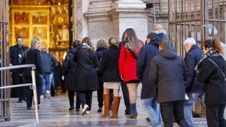 Protagonismo para las víctimas y mínima presencia de políticos en el funeral por la dana
