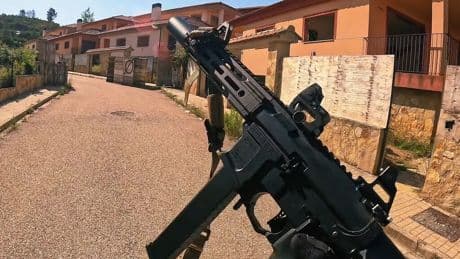 Una urbanización estaba desierta en Valencia tras la burbuja inmobiliaria. Unos genios la han convertido en 'Call of Duty'