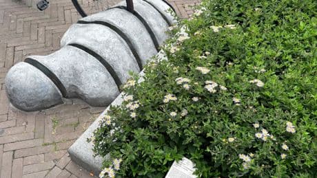 ‘Meneer, u zet uw fiets in een kunstwerk’. Utrechts monument voor dakloosheid verward met fietsenrek