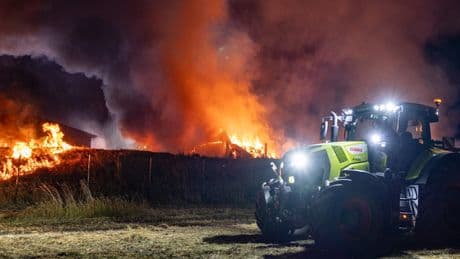 Feuer nahe Autobahn - Hunderttausende Euro Schaden bei Scheunenbrand