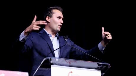 Trump müttefiki Charlie Kirk’e suikast girişimi: Boynundan vuruldu