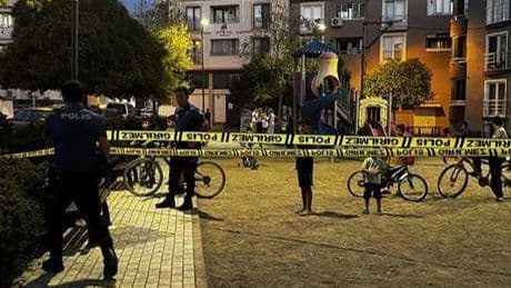 Parkta oynayan çocuğa yorgun mermi isabet etti