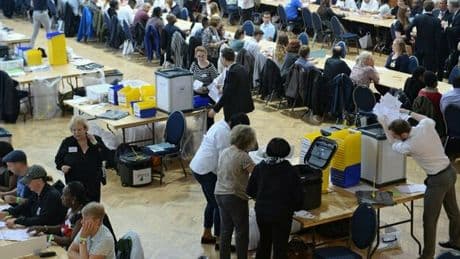 Il Regno Unito cambia il sistema elettorale, ora i ragazzi di 16 anni potranno votare