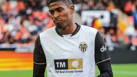Arsenal target says YES to transfer as two Premier League rivals blown away