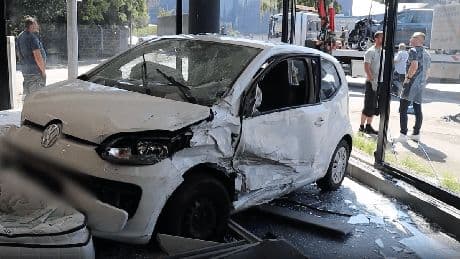 Mannheim: Auto fährt nach Unfall in Möbelgeschäft