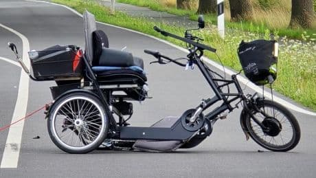 Mann stirbt, Frau schwer verletzt - Lkw rammt Senioren-Paar auf Tandem