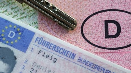 Führerschein-Kosten: Fahrlehrerin: "Das Gehalt hat sich in den letzten Jahren schon sehr verbessert"
