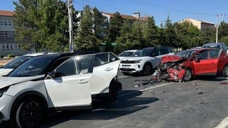 Uşak'ta feci kaza! 4 aracın birbirine girdiği zincirleme kazada 7 kişi yaralı