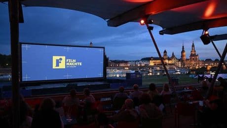 Kulturevent: Aufbau für Dresdner Filmnächte am Elbufer läuft