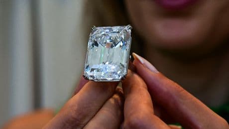 Un diamant bleu vendu aux enchères près de 20 millions d’euros à Genève