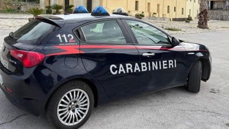 Bambini di 2 e 4 anni abbandonati in casa tra i rifiuti: scoperti da un’assistente sociale