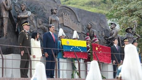 Maduro afirma que seguirá “de pie” ante la creciente ofensiva de EE.UU. contra el narcotráfico