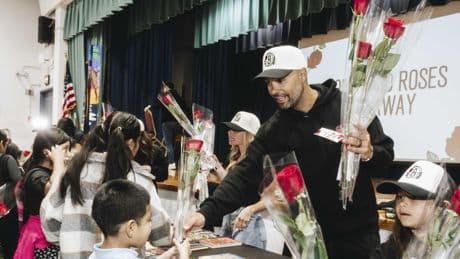 Jordi Fernández acerca la tradición de Sant Jordi a Brooklyn
